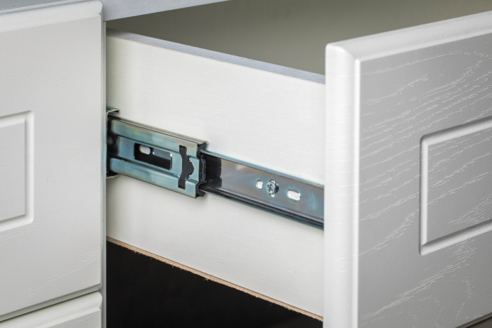 Ливерпуль Спальня № 4 Кровать 11.08ОСН + Шкаф 13.134 + карниз + Комод 10.103, цвет ясень ваниль/белый, сп. м. 1600х2000 мм., б/м, ортопед есть